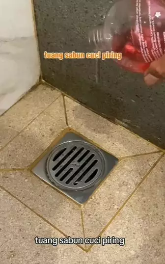 trik atasi lubang saluran air kamar mandi mampet cuma dua bahan dapur © 2023 brilio.net trik atasi lubang saluran air kamar mandi mampet cuma dua bahan dapur © 2023 brilio.net