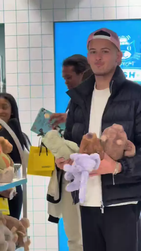 jennifer coppen dan justin hubner jalan di london © 2025 brilio.net