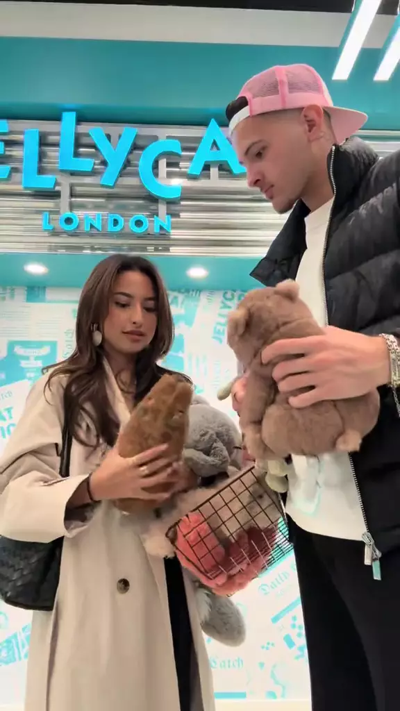 jennifer coppen dan justin hubner jalan di london © 2025 brilio.net