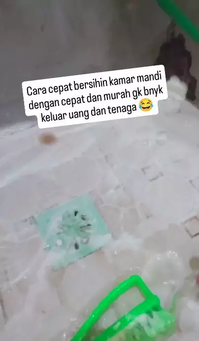 trik basmi kerak di lantai kamar mandi pakai sabun cuci piring © Instagram trik basmi kerak di lantai kamar mandi pakai sabun cuci piring © Instagram