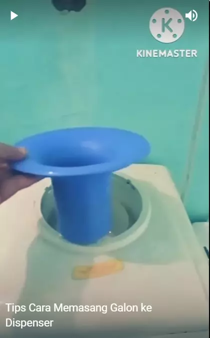 trik memasang galon ke dispenser © YouTube trik memasang galon ke dispenser © YouTube