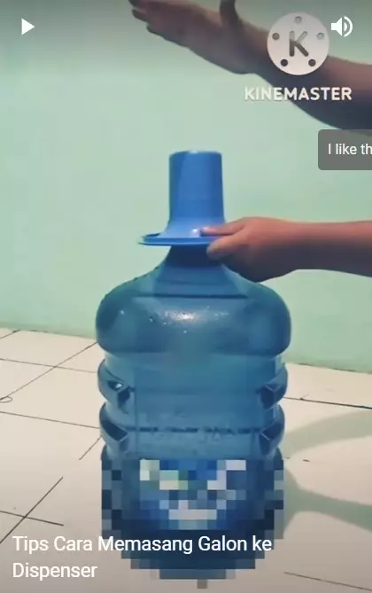 trik memasang galon ke dispenser © YouTube trik memasang galon ke dispenser © YouTube