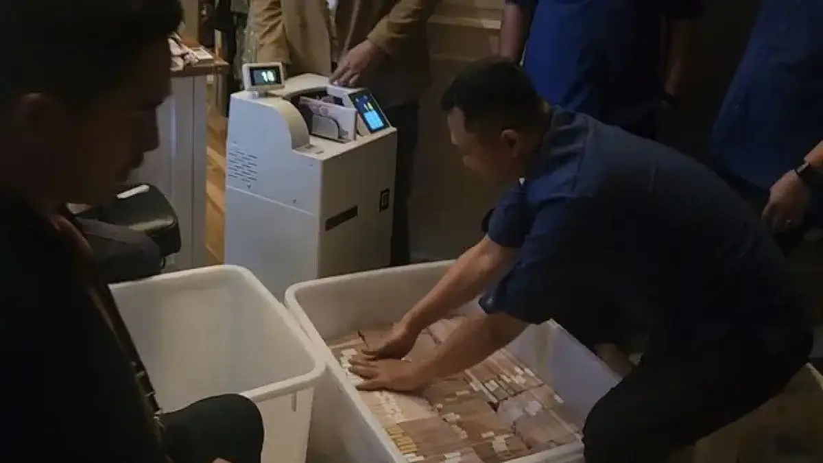 Penampakan gepokan uang ratusan miliar dalam boks yang disita dari rumah Zarof Ricar, tersangka TPPU