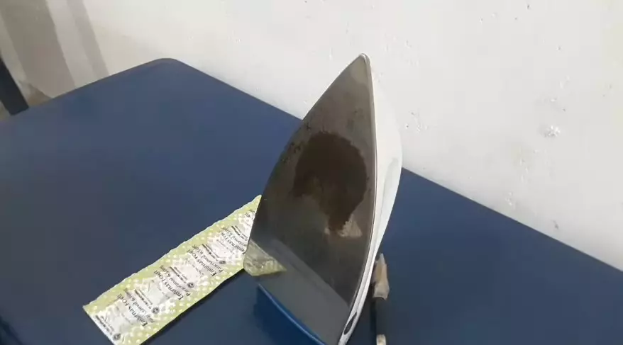 bersihkan kerak gosong di setrika © YouTube bersihkan kerak gosong di setrika © YouTube