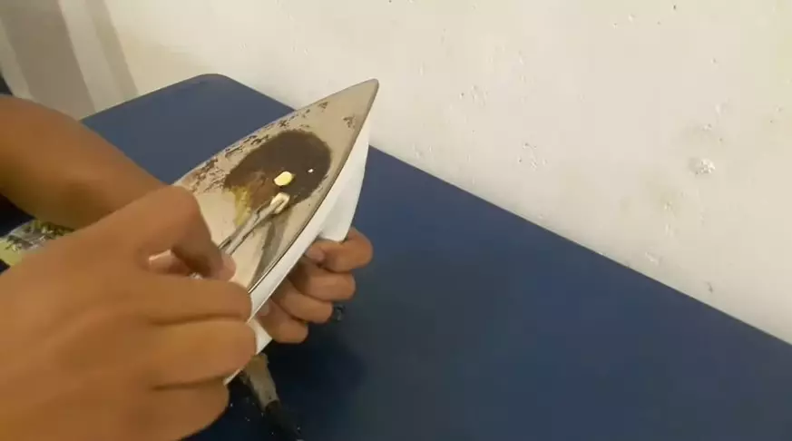 bersihkan kerak gosong di setrika © YouTube bersihkan kerak gosong di setrika © YouTube