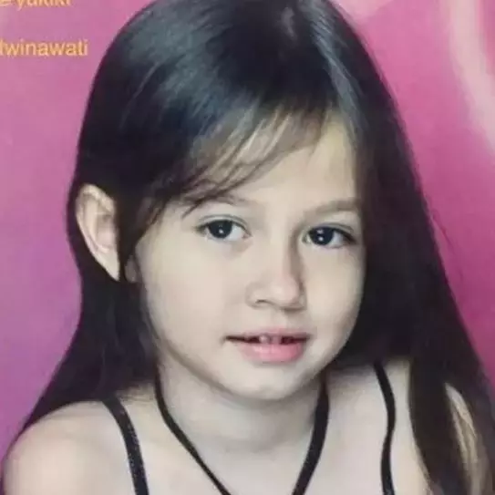 Gaya pemotretan 11 seleb saat kecil ini posenya gemes abis, potongan rambutnya mencuri perhatian