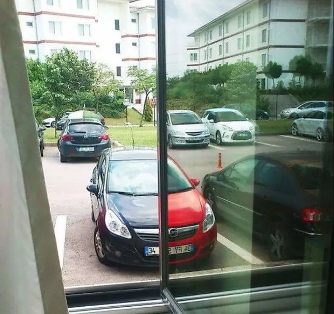 pantulan cermin aneh © Berbagai sumber pantulan cermin aneh © Berbagai sumber