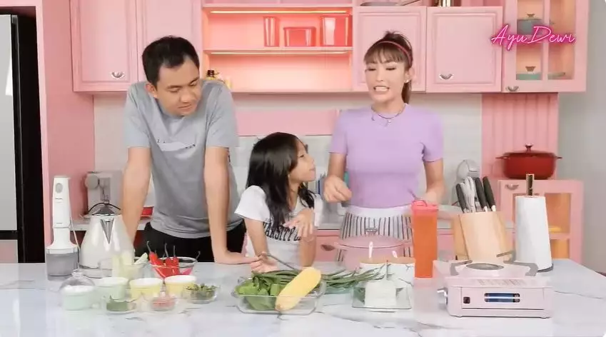 dapur ayu dewi bernuansa putih  © 2025 YouTube dapur ayu dewi bernuansa putih  © 2025 YouTube