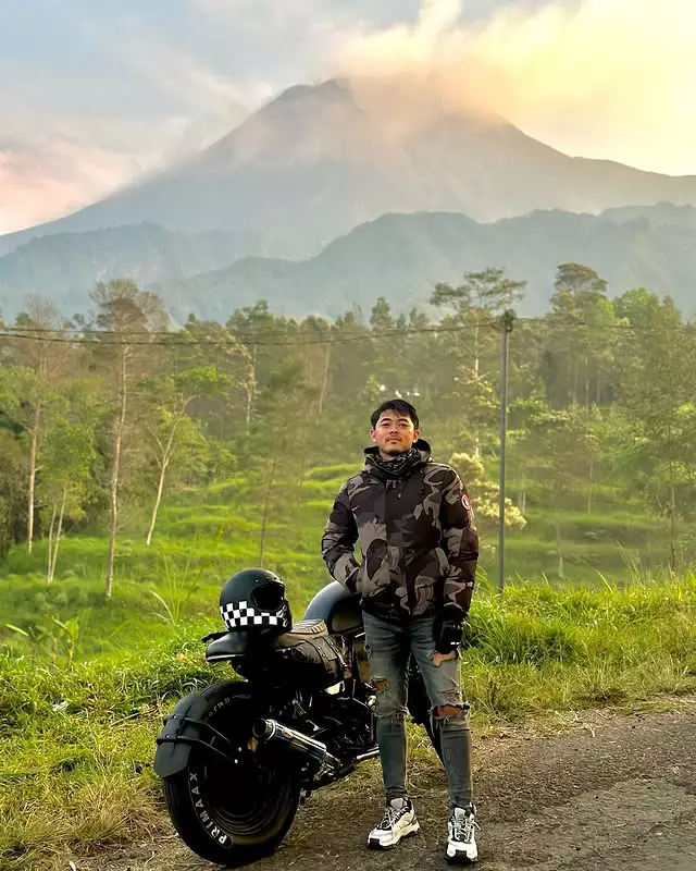 Potret Safnoviar Tiasdi suami Dilan Janiyar © Instagram