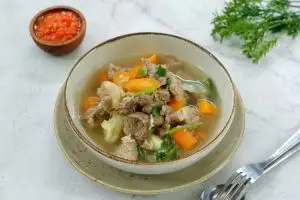 Harusnya tahu cara masak iga sapi ini dari dulu, biar empuk tanpa selalu pakai panci presto