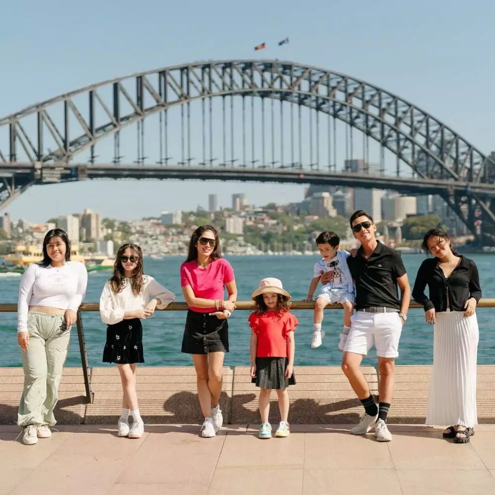 transformasi bocah rambut bondol jadi istri presenter kondang © berbagai sumber transformasi bocah rambut bondol jadi istri presenter kondang © berbagai sumber