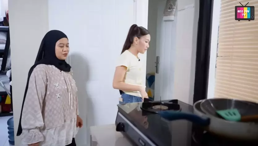 dapur sempit di rumah baru Musdalifah Basri © YouTube dapur sempit di rumah baru Musdalifah Basri © YouTube