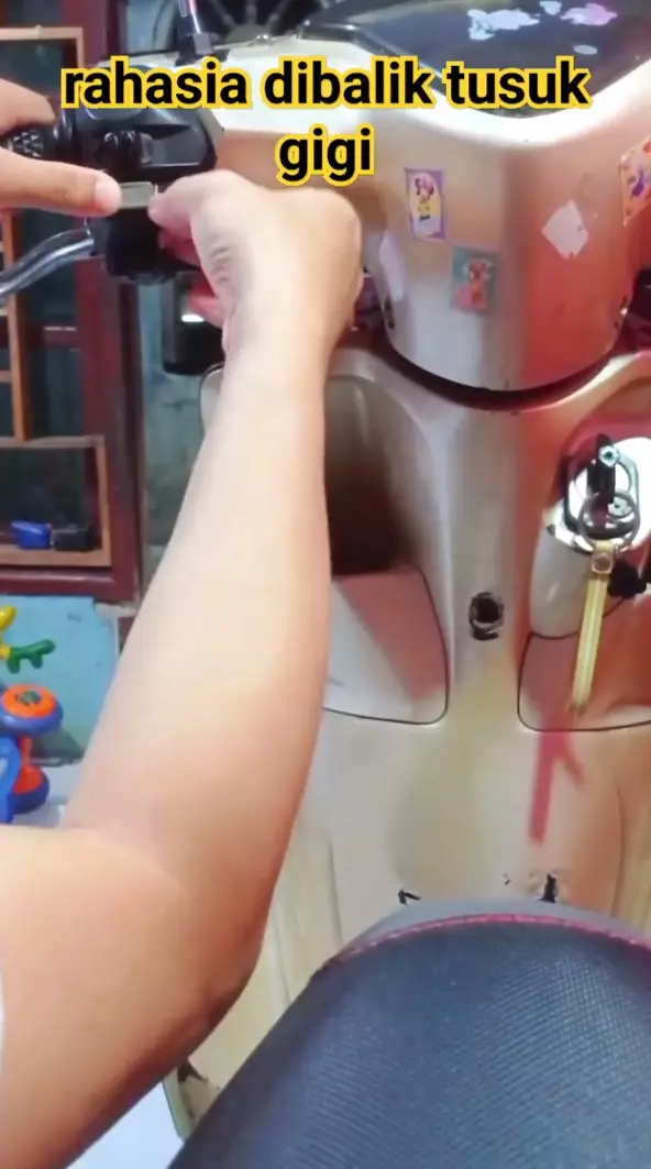 tusuk gigi bisa dibikin jadi alarm motor © YouTube