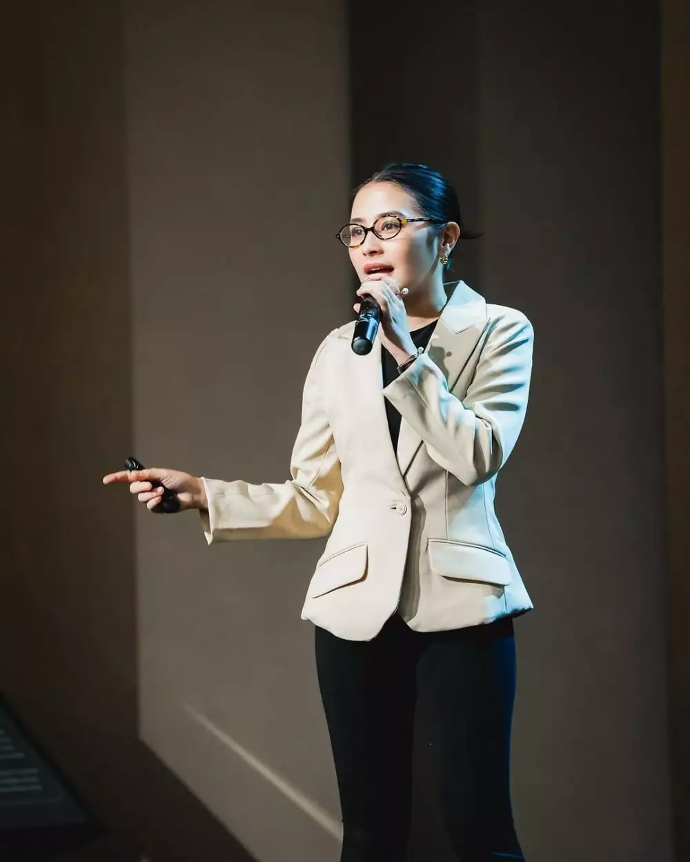 prilly latuconsina mengajar jadi dosen tetap  © 2025 Instagram