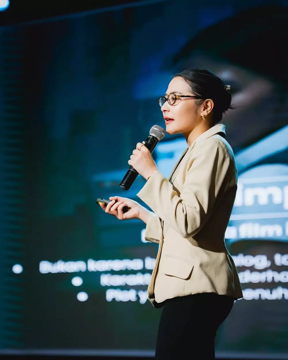 prilly latuconsina mengajar jadi dosen tetap  © 2025 Instagram