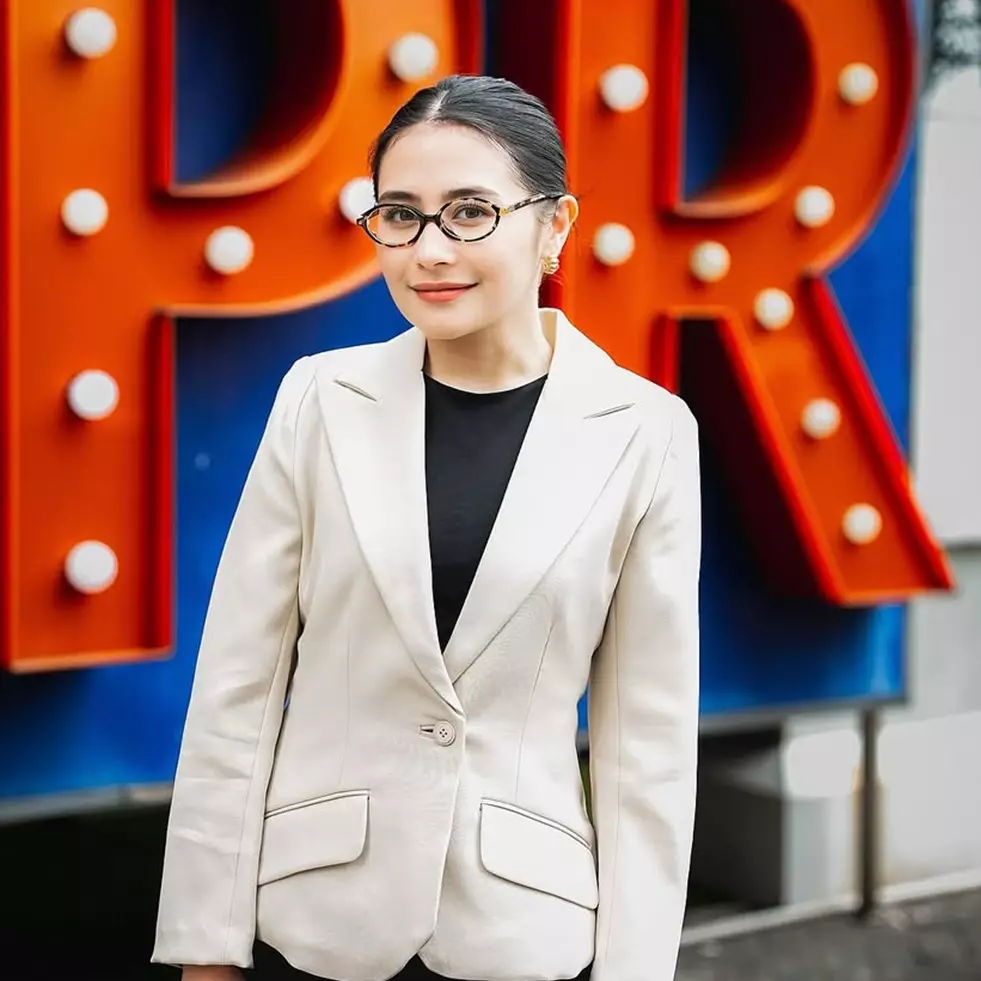 Kini jadi dosen tetap di universitas swasta, ini 9 momen Prilly Latuconsina saat mengajar mahasiswa