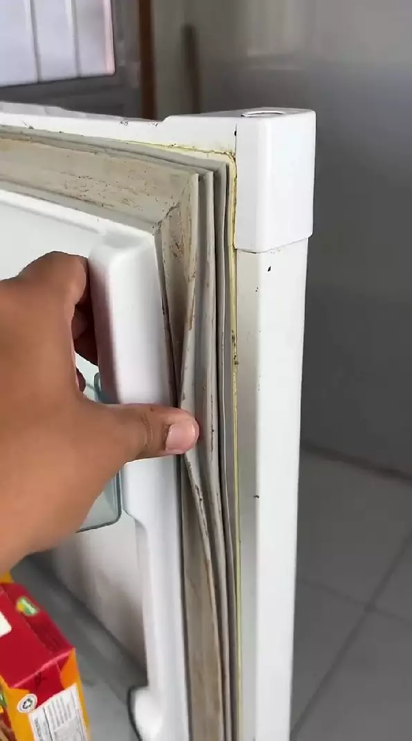 Karet kulkas kotor bisa kembali bersih © YouTube Karet kulkas kotor bisa kembali bersih © YouTube