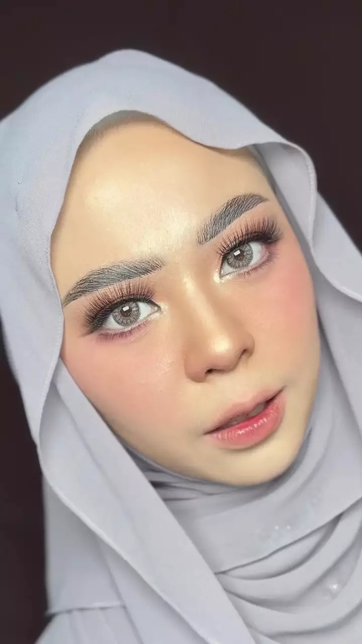 Transformasi makeup wanita beralis tebal © Instagram