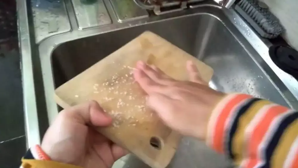 trik basmi jamur pada talenan kayu © YouTube