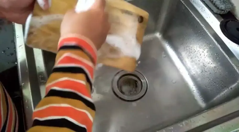 trik basmi jamur pada talenan kayu © YouTube