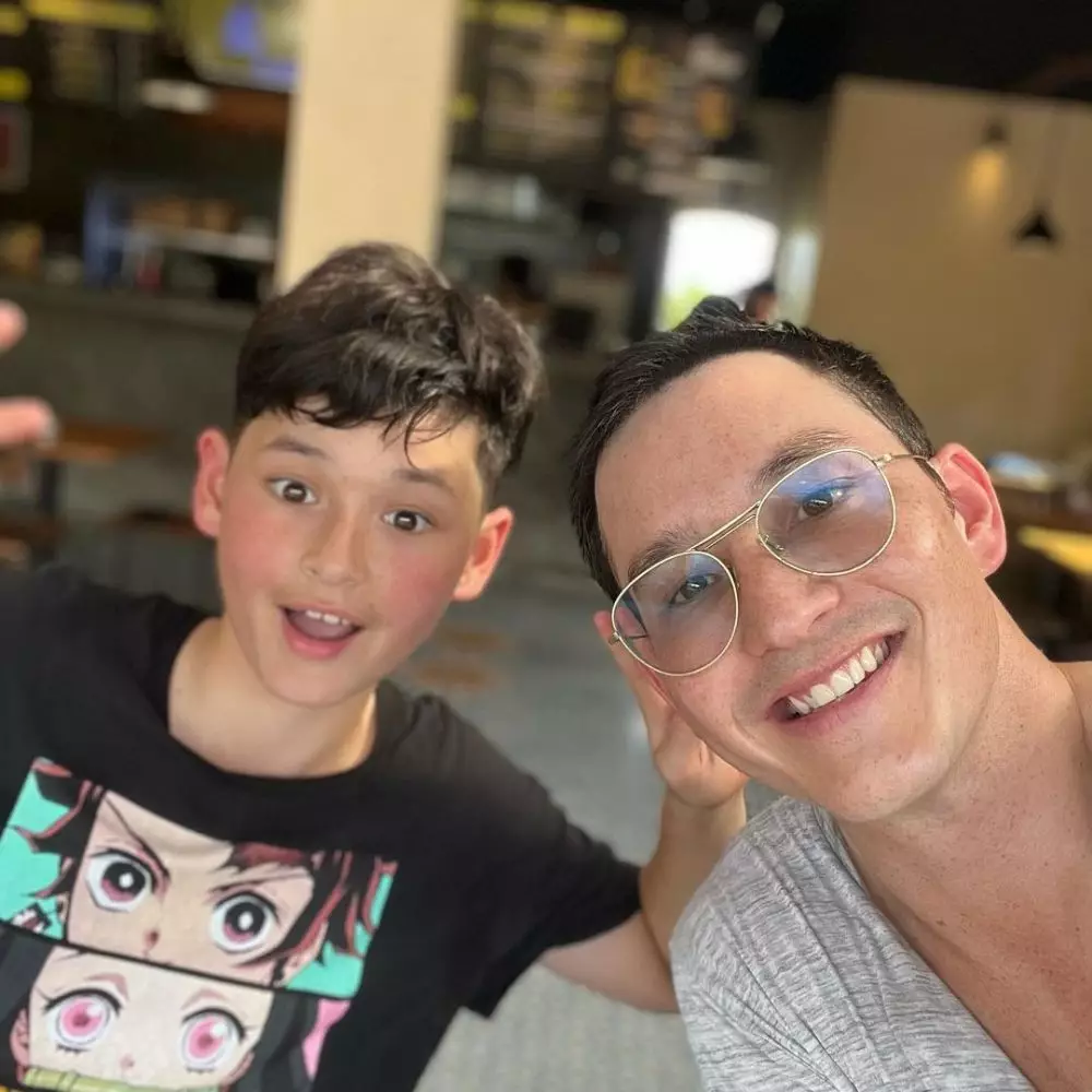 Transformasi Mike Lewis dari dulu hingga kini © 2023 brilio.net Transformasi Mike Lewis dari dulu hingga kini © 2023 brilio.net