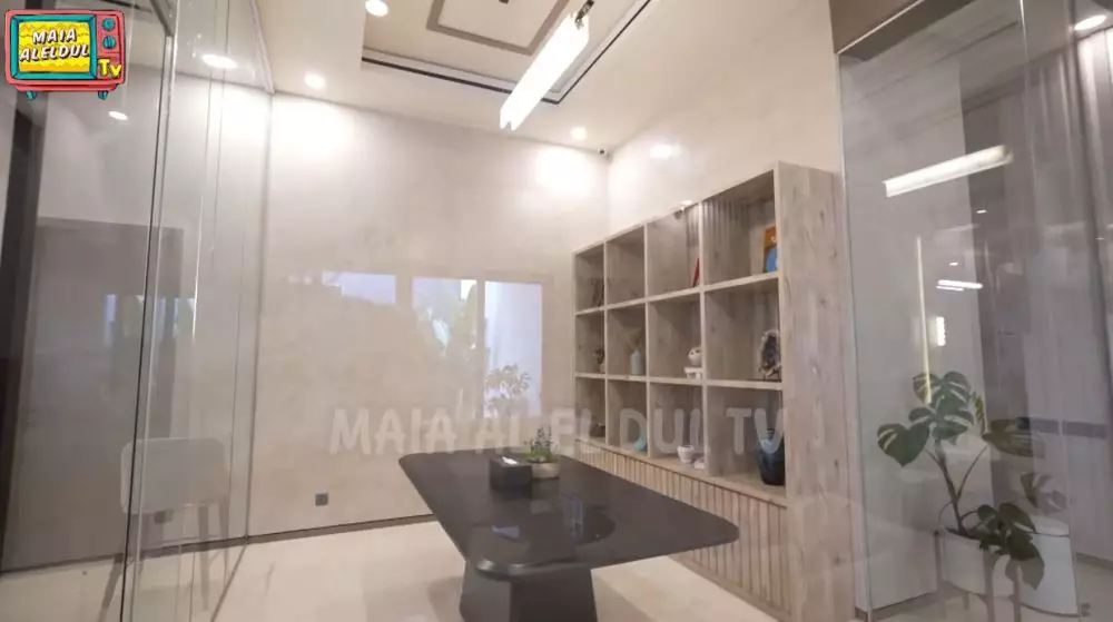 Maia Estianty renovasi rumah lama jadi kantor baru © YouTube Maia Estianty renovasi rumah lama jadi kantor baru © YouTube