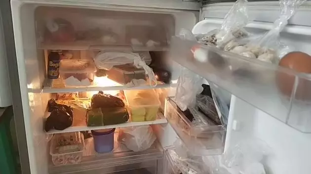 cara hilangkan bau kulkas youtubee © 2023 brilio.net