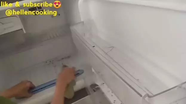 cara hilangkan bau kulkas youtubee © 2023 brilio.net