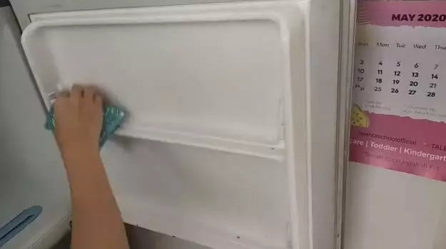 cara hilangkan bau kulkas youtubee © 2023 brilio.net