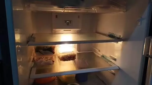 cara hilangkan bau kulkas youtubee © 2023 brilio.net