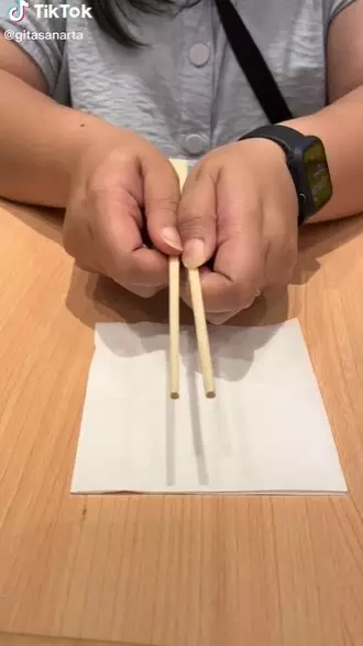 Trik mudah menggunakan sumpit © TikTok