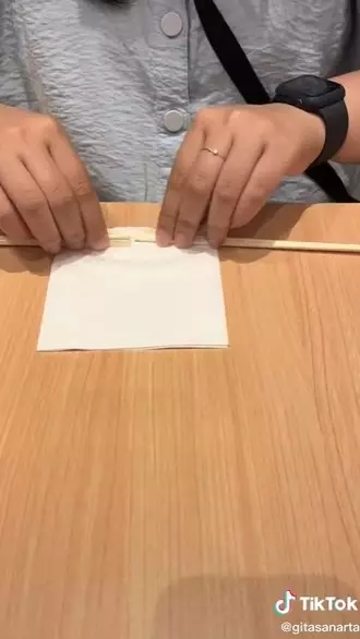 Trik mudah menggunakan sumpit © TikTok