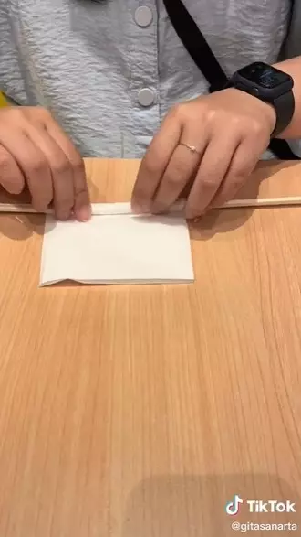 Trik mudah menggunakan sumpit © TikTok