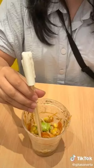 Trik mudah menggunakan sumpit © TikTok
