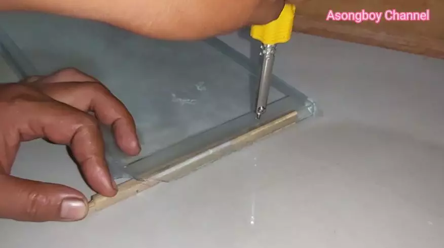 cara perbaiki pintu freezer kulkas © 2023 brilio.net