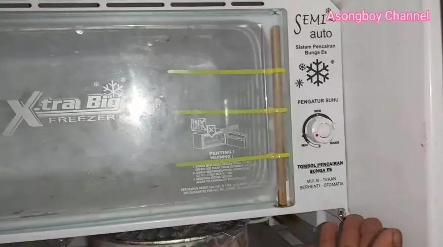 cara perbaiki pintu freezer kulkas © 2023 brilio.net