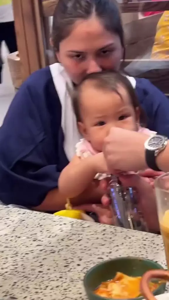 penampilan jessica mila saat momong anak  © 2025 TikTok penampilan jessica mila saat momong anak  © 2025 TikTok