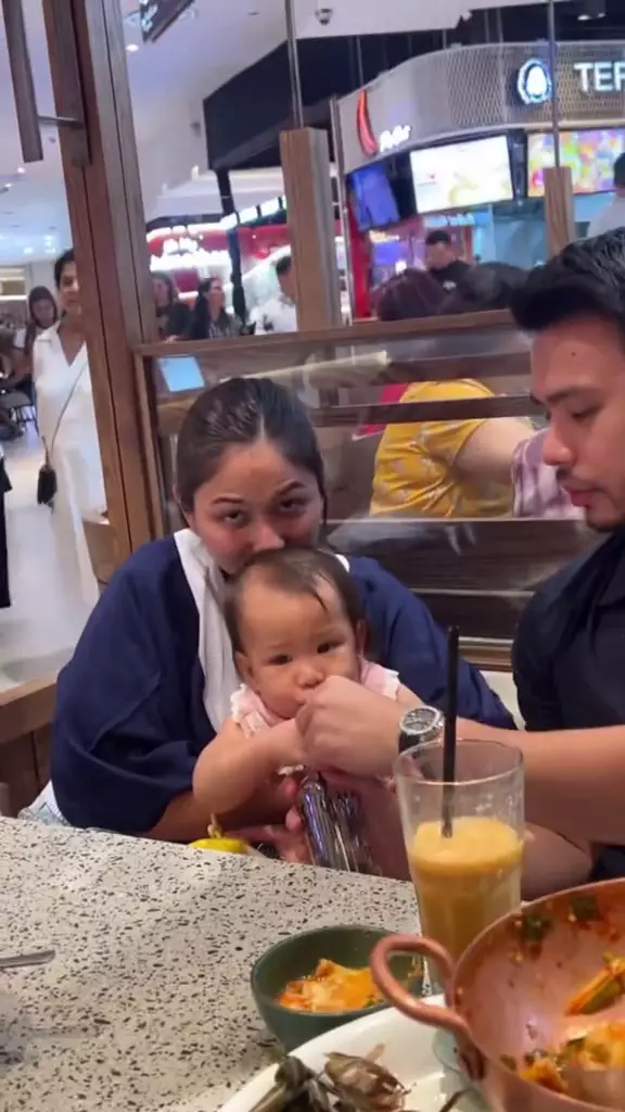 penampilan jessica mila saat momong anak  © 2025 TikTok penampilan jessica mila saat momong anak  © 2025 TikTok
