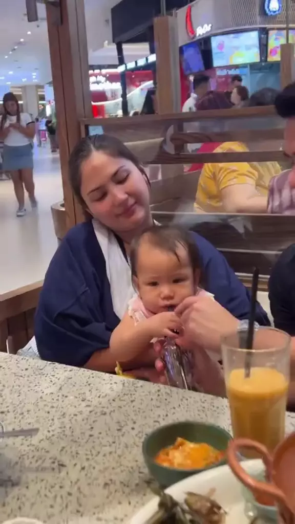 penampilan jessica mila saat momong anak  © 2025 TikTok penampilan jessica mila saat momong anak  © 2025 TikTok