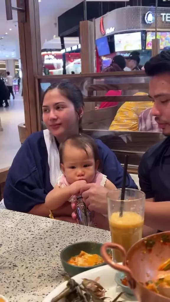 penampilan jessica mila saat momong anak  © 2025 TikTok penampilan jessica mila saat momong anak  © 2025 TikTok