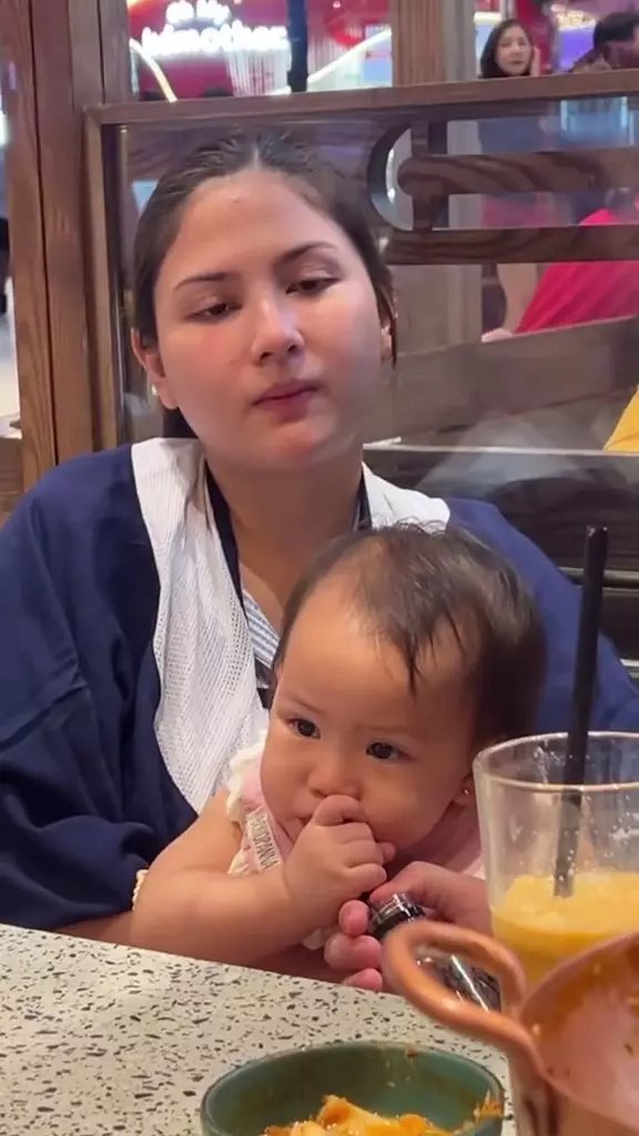 penampilan jessica mila saat momong anak  © 2025 TikTok penampilan jessica mila saat momong anak  © 2025 TikTok