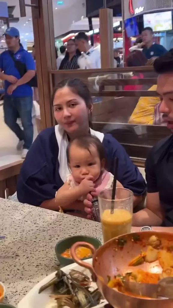 penampilan jessica mila saat momong anak  © 2025 TikTok penampilan jessica mila saat momong anak  © 2025 TikTok