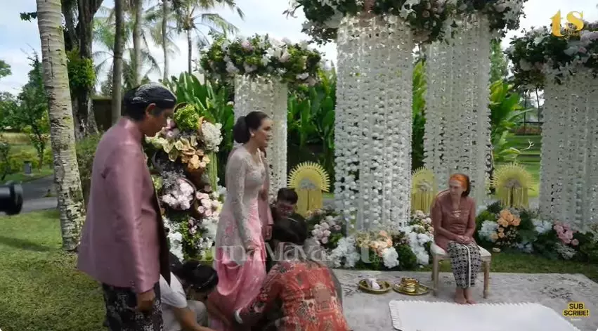 acara siraman pernikahan luna maya dan maxime bouttier © 2025 YouTube acara siraman pernikahan luna maya dan maxime bouttier © 2025 YouTube