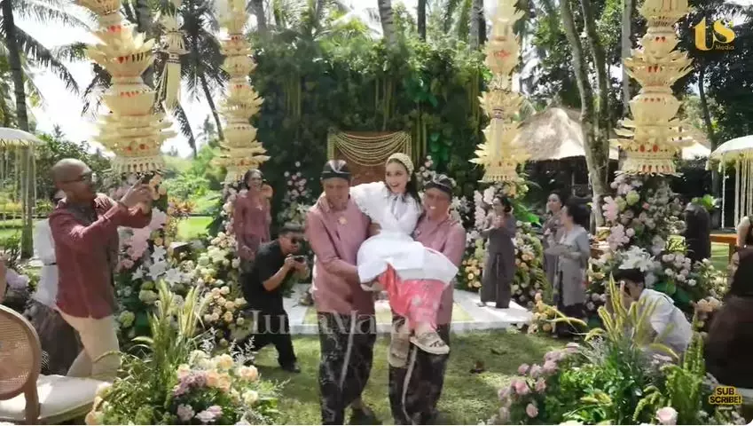 acara siraman pernikahan luna maya dan maxime bouttier © 2025 YouTube acara siraman pernikahan luna maya dan maxime bouttier © 2025 YouTube