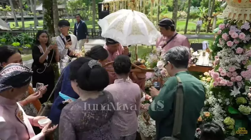 acara siraman pernikahan luna maya dan maxime bouttier © 2025 YouTube acara siraman pernikahan luna maya dan maxime bouttier © 2025 YouTube