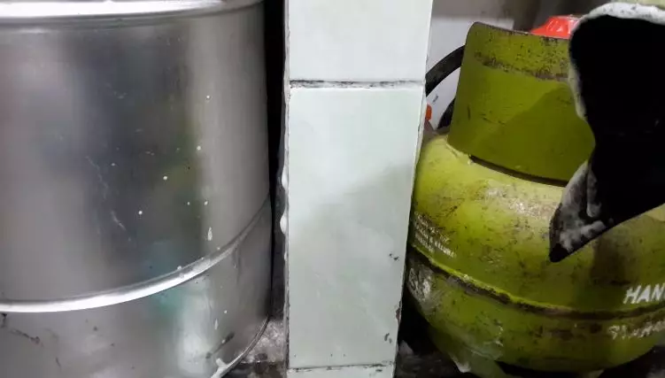 cara bersihkan keramik wastafel cuci piring © 2023 brilio.net