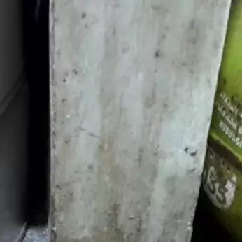 Trik hempas kerak di keramik wastafel cuci piring sekarang lebih mudah dengan bantuan 2 bahan dapur