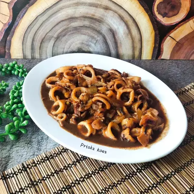 Resep cumi saus lada hitam yang lezat, mudah dibuat, dan cocok untuk menu makan malam spesial