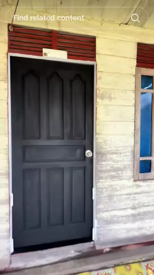 Wanita ini renovasi rumah dinding kayu jadi mewah © TikTok Wanita ini renovasi rumah dinding kayu jadi mewah © TikTok