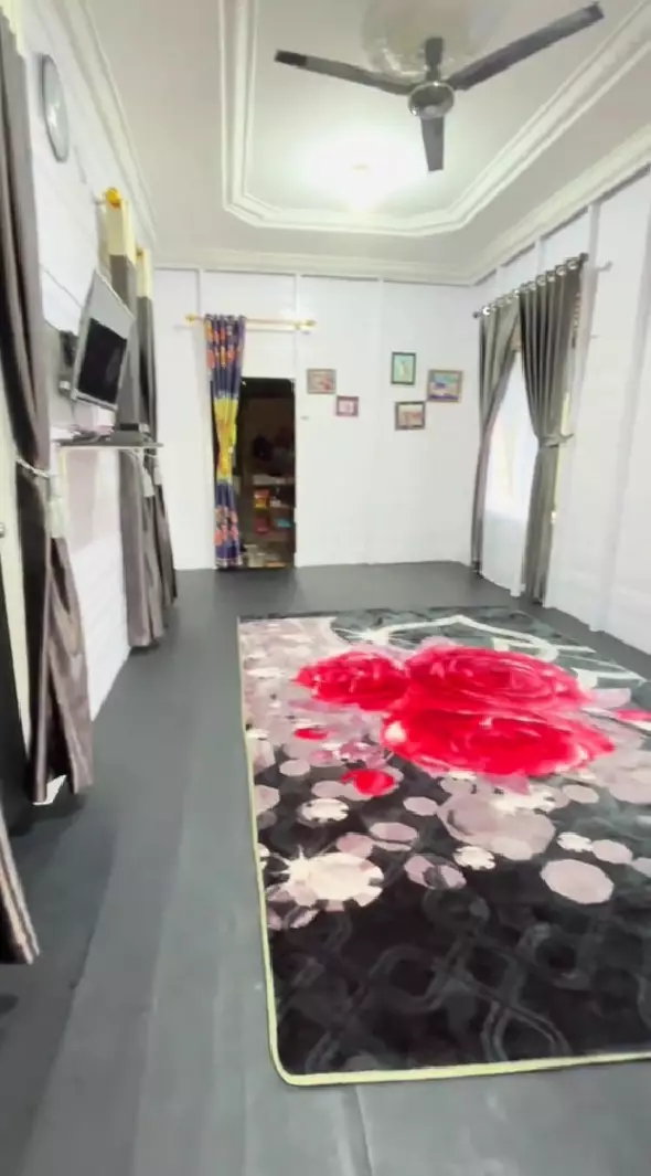 Wanita ini renovasi rumah dinding kayu jadi mewah © TikTok Wanita ini renovasi rumah dinding kayu jadi mewah © TikTok